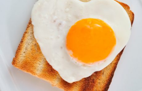 תוצאות בריאותיות וכלכליות של הכללה מוקדמת של ביצה בתזונה.