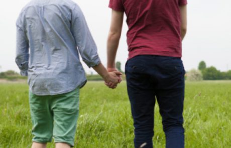 מחסומים  וסטיגמה  הפוגעים בהורים הומוסקסואלים ובילדיהם