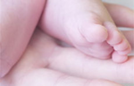 מקרה קצר: פריחה בעכוז וקשיי בליעה אצל תינוק בן 5 שבועות (CME).