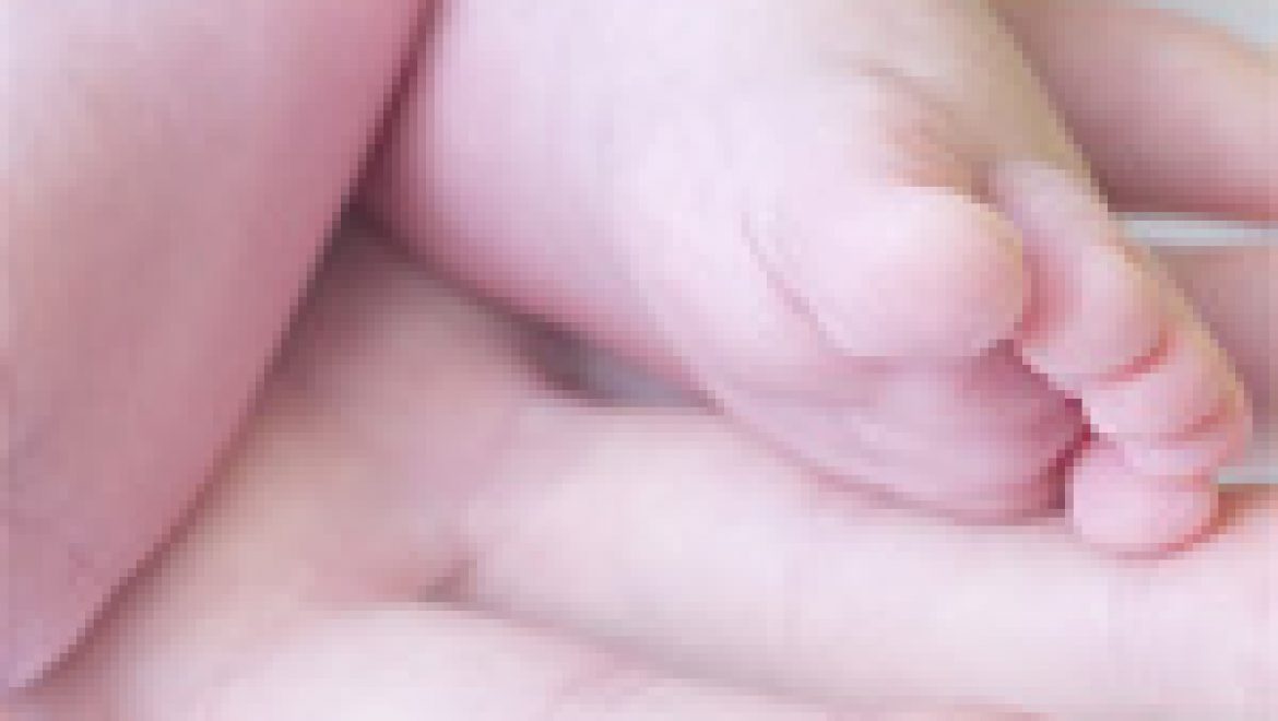 מקרה קצר: פריחה בעכוז וקשיי בליעה אצל תינוק בן 5 שבועות (CME).