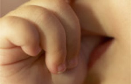 דיון  קליני : אומפליטיס (omphalitis) חוזרת המלווה בכיבים שאינם מתרפאים בתינוקת בת שבעה חודשים.